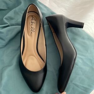 Padded black leather Abella True Comfort heals